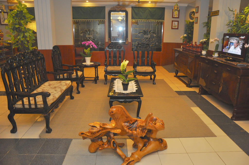 Ghotic Hotel *